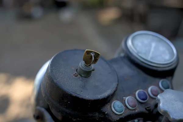 古いオートバイのダッシュボード上の点火ロックのキー — ストック写真