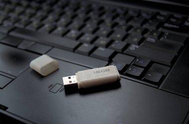 Siyah dizüstü bilgisayarda beyaz flaş bellek fotoğrafı