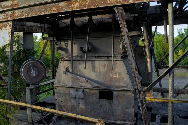 在乌克兰一个废弃的工厂装沥青用的油舱 — 图库照片