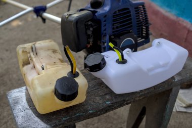 Çim biçme makinesinin yakıt deposunu değiştirmek