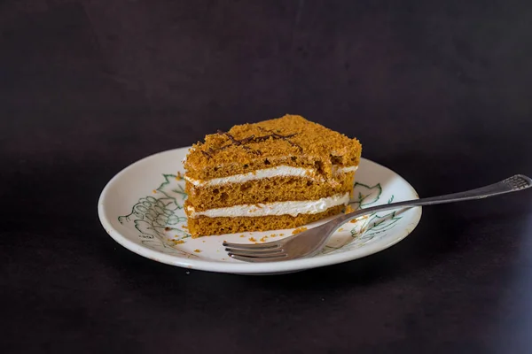Вкусный Шоколадный Торт Тарелке Темном Фоне — стоковое фото