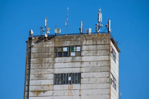 Cellás Antennák Egy Toronyház Tetején — Stock Fotó