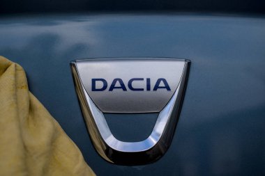 Teplyk, Ukrayna - 26 Ekim 2023: İnsan eli DACIA amblemini bir araba gövdesine sildi