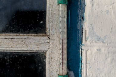 Güneşin termometresi 2 santigrat derece gösteriyor.