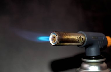 Koyu arkaplanda alev bulunan kaynak makinesi kullanıldı