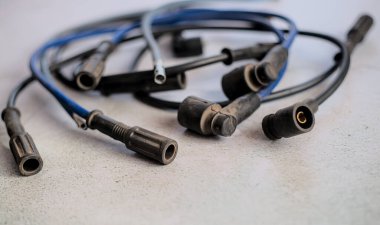 Masadaki arabalar için yüksek voltajlı kablolar.