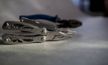 Gri arkaplanda kerpeten fotoğrafı var. Seçici odak