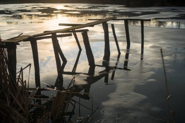Kırsaldaki gölette gün batımının yansıması.