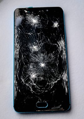 Modern telefon smartphone ile kırık ekran beyaz zemin üzerine izole.