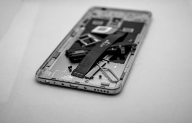 Metal kapaklı cep telefonu parçaları izole edildi