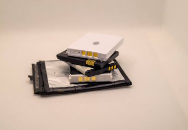 Birbiri ardına izole edilmiş telefon pilleri yığını