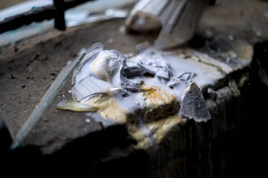 Pencere pervazında kırık cam olan beyaz boya. Terk edilmiş yerler.