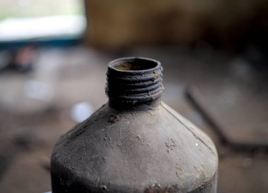 Terk edilmiş binada kirli plastik şişe parçası.