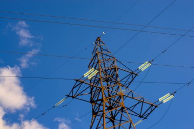 Akşamları mavi gökyüzüne karşı elektrik iletim pilonu silueti