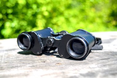 Masada gölgesi olan siyah dürbünler kullanılmış.