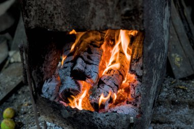 Sıcak soba kırmızı alevlerle yanıyor..