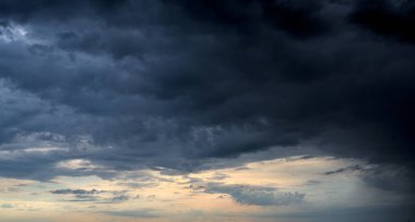 Fırtına bulutları gökyüzünde toplanıyor