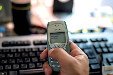 Teplyk, Ukrayna, 16 Ağustos 2024: retro Nokia 3410 cep telefonu