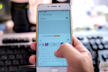 Teplyk, Ukrayna, 16 Ağustos 2024: Cep telefonu klavyesinden parmak yazma. 