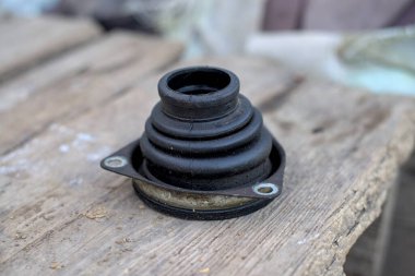 Kullanılmış CV eklem botunun fotoğrafı tahtada.