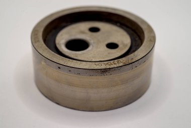 Kullanılan zamanlama kemeri gericisi beyaz arkaplanda yakın çekim