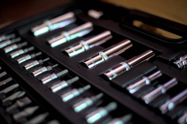 Priz anahtarı ile ayarlandı. Araç bakımı için araç takımı