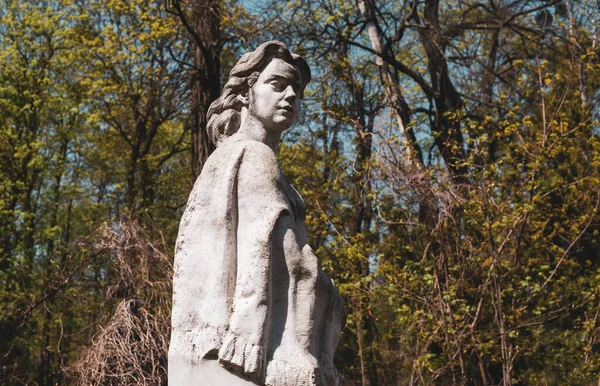 以自然为背景的妇女石碑 — 图库照片
