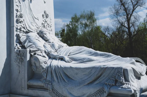 熟睡妇女白色大理石纪念碑 — 图库照片