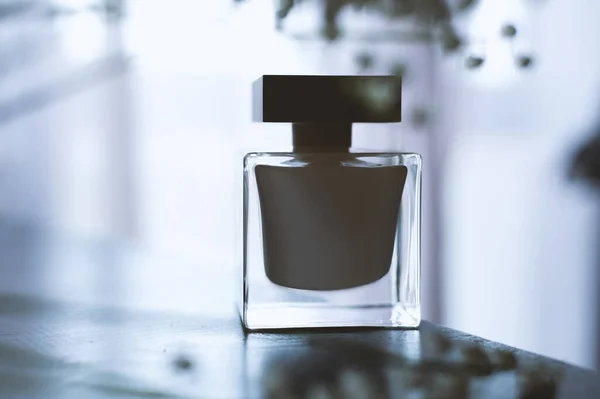 Botella Esencia Perfume Sobre Fondo Blanco Con Luz Solar Sombra — Foto de Stock