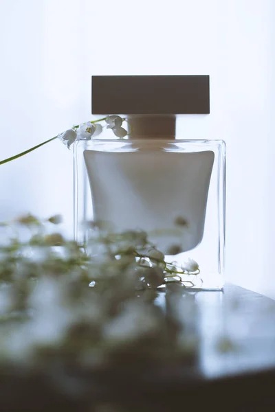 Garrafa Perfume Feminino Flores — Fotografia de Stock