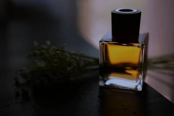 Esencia Perfume Botella Flores — Foto de Stock