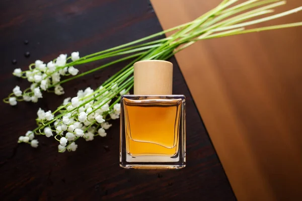 Botella Perfume Con Decoración Flores Frescas — Foto de Stock