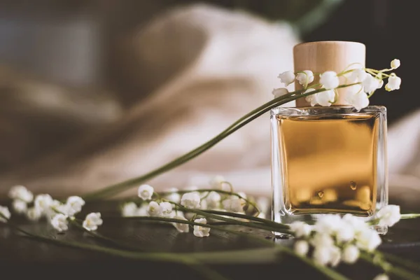 Parfüm Essenz Flasche Und Blumen — Stockfoto