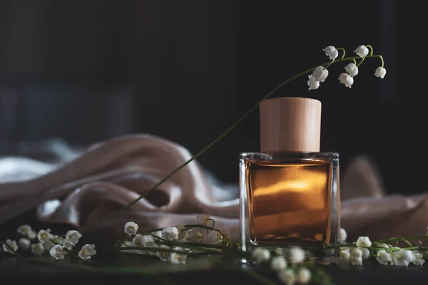 Parfym Essens Flaska Och Blommor — Stockfoto