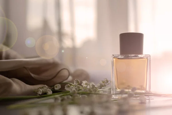 Parfüm Essenz Flasche Und Blumen — Stockfoto