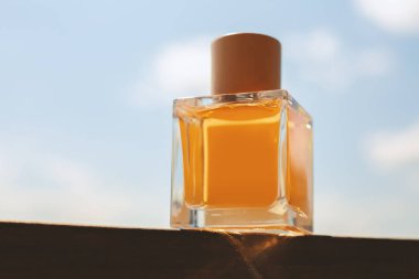 Mavi arka planda sarı parfüm 