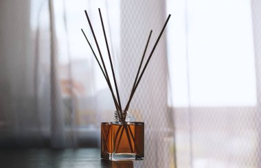 Ev için bir şişe parfüm. Şık iç mekan