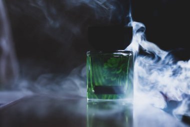 Bir şişe erkek parfümü tütüyor.