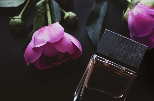 Stijlvolle Parfumfles Cosmetica Lichaamsverzorging — Stockfoto