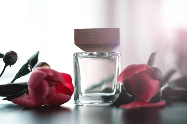 Frasco Perfume Pétalos Rosados —  Fotos de Stock