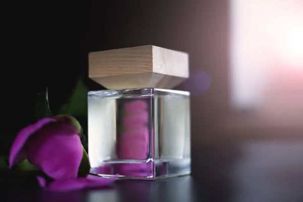 Parfümös Üveg Rózsaszirmok — Stock Fotó