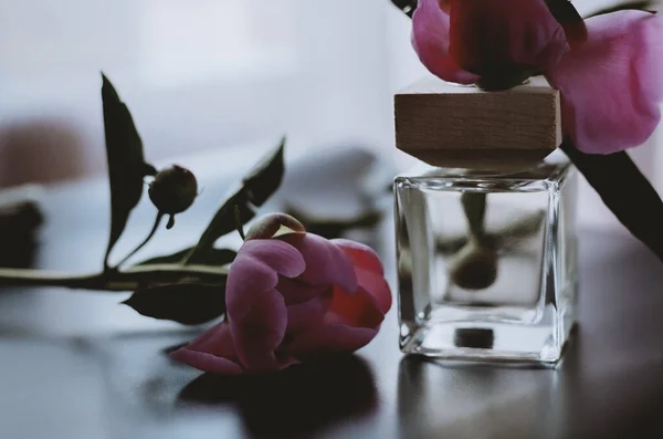 Bouteille Parfum Fleurs Roses — Photo