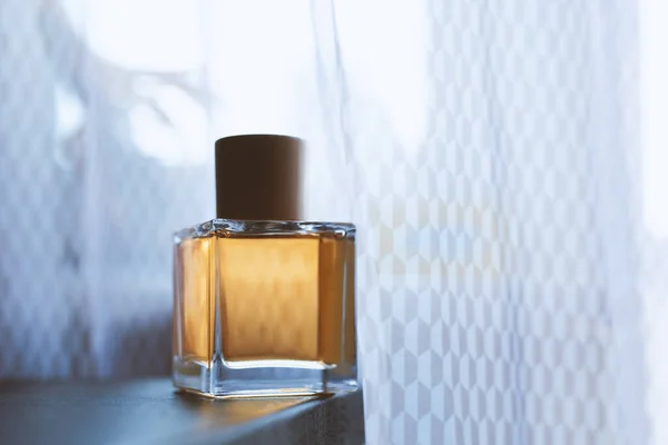 香り香水瓶木の背景にモックアップ — ストック写真