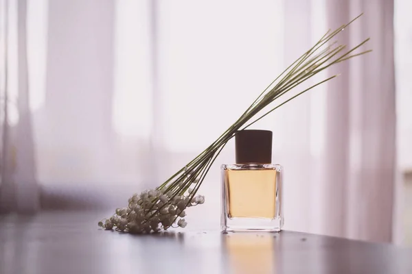 Butelka Perfum Delikatne Kwiaty — Zdjęcie stockowe