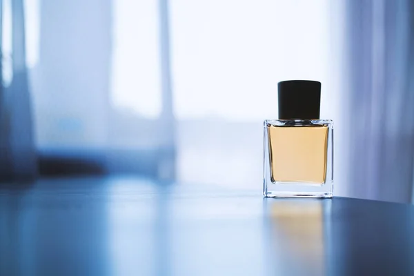 Perfume Amarelo Sobre Fundo Azul — Fotografia de Stock