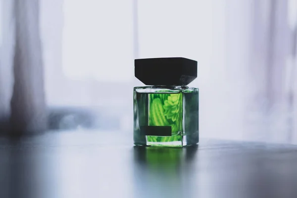 浅色底色绿色香水瓶 — 图库照片