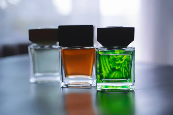 Trzy Butelki Różnych Perfum — Zdjęcie stockowe