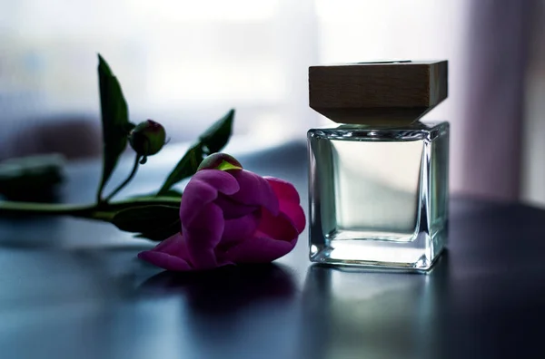 Parfümflasche Und Rosa Blumen — Stockfoto