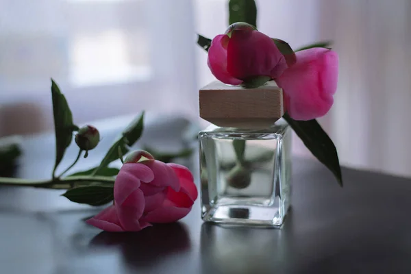 Parfümflasche Und Rosa Blumen — Stockfoto