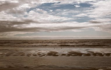 Dalgalar çekildiğinde denizin manzarası